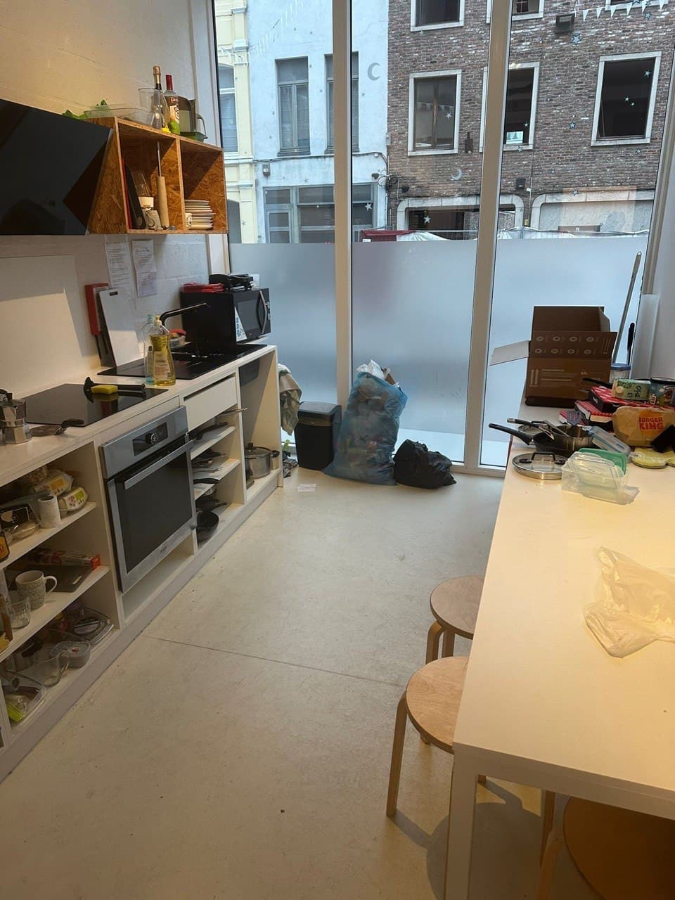 Bedrijfskeuken na een grondige opkuis — Voor