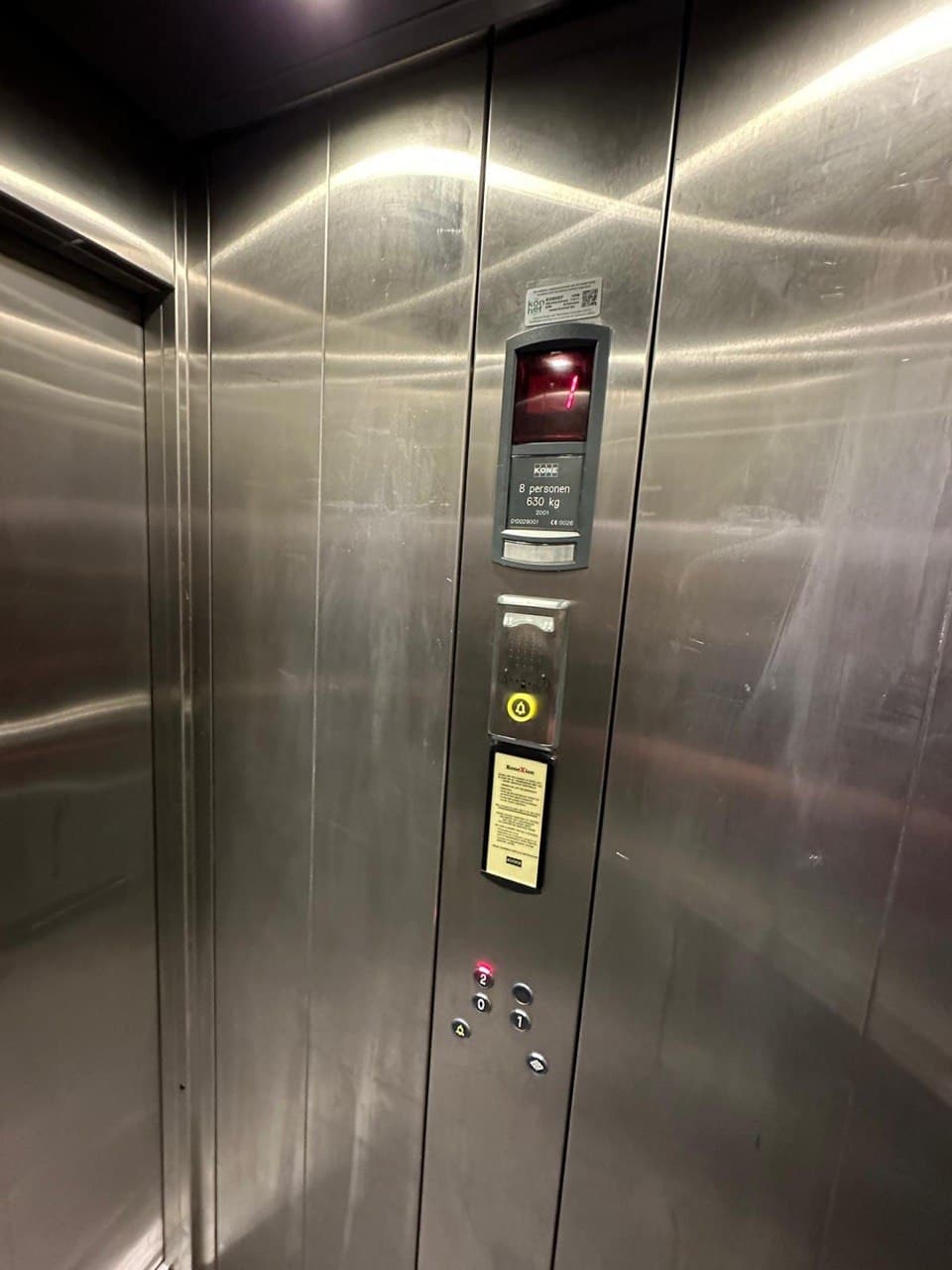 Lift in een Antwerps appartementsgebouw — Voor